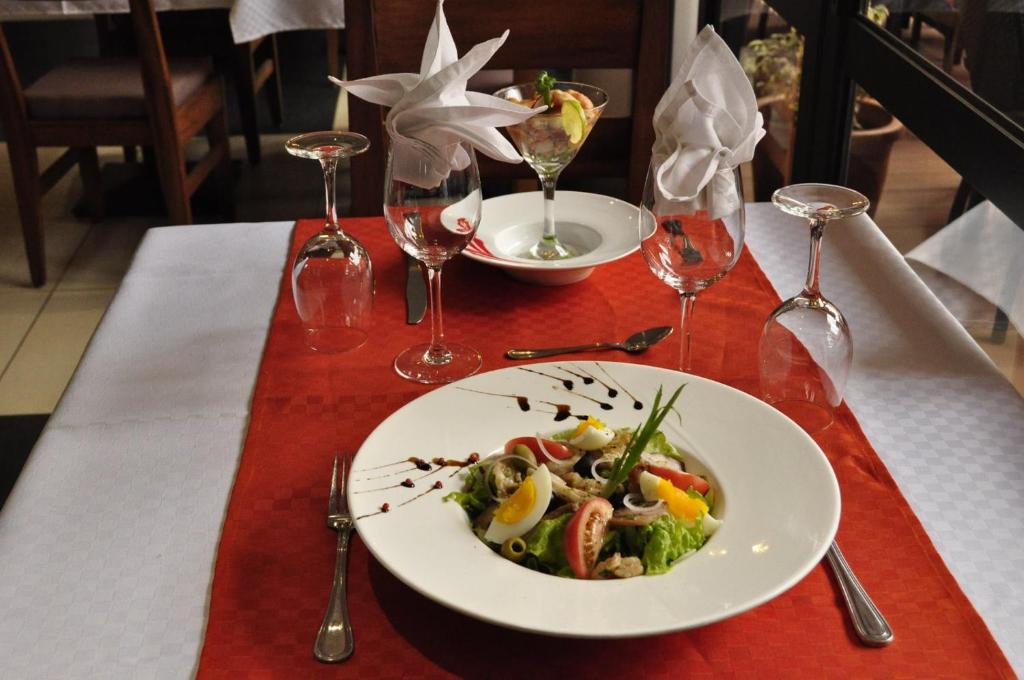 Eleganti noformēts vakariņu galds Hotel Plumeria restorānā.