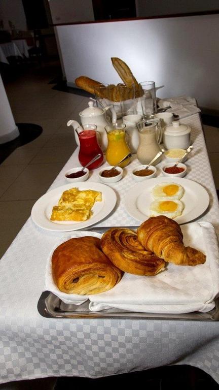 Hotel Plumeria brokastu bufete ar kruasāniem un sulām.