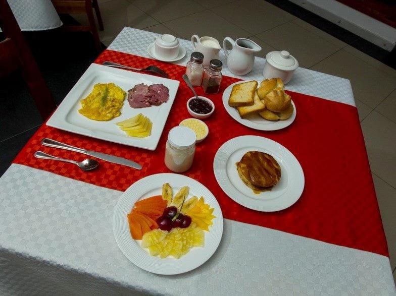 Brokastis viesnīcā Hotel Plumeria ar omleti un augļiem.