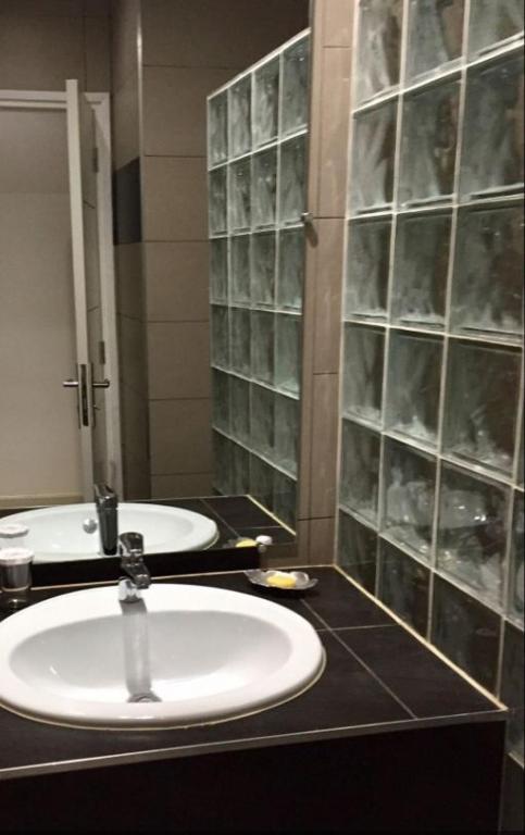 Hotel Plumeria vannas istaba ar stikla sienu un izlietni.