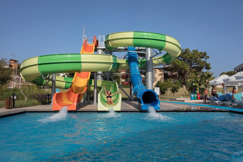 Ūdens atrakcijas pie Dosinia Luxury Resort ar slidkalniņiem un peldbaseinu.