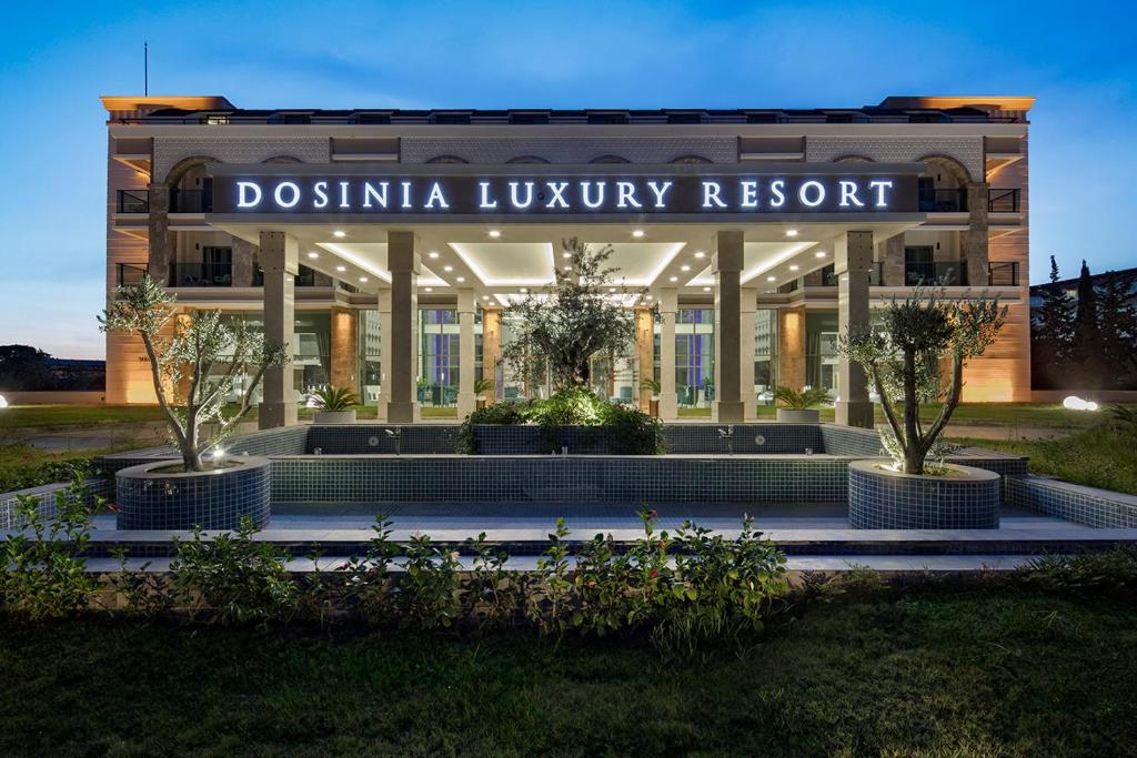 Dosinia Luxury Resort ieeja ar modernu arhitektūru un apzaļumojumu