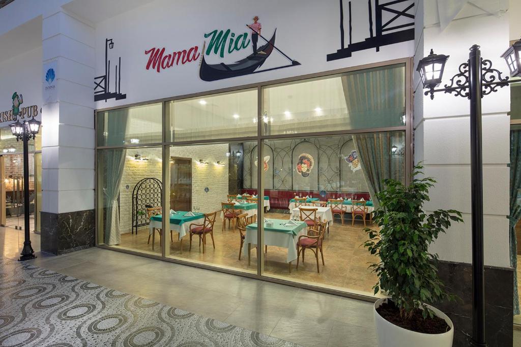 Mama Mia restorāns pie Dosinia Luxury Resort ar elegantiem galdiem.
