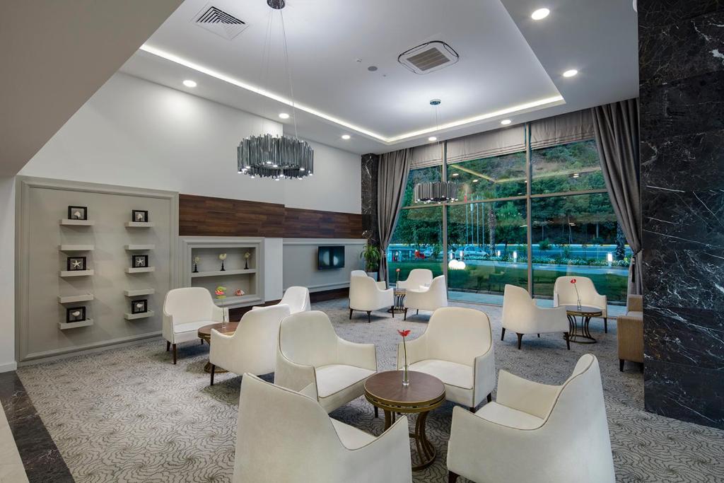 Mūsdienīgs viesnīcas hols pie Dosinia Luxury Resort ar komfortablām mēbelēm.