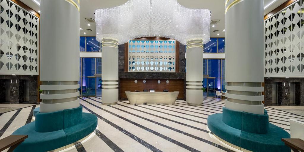 Mūsdienīgs interjers ar elegantu reģistratūru Dosinia Luxury Resort