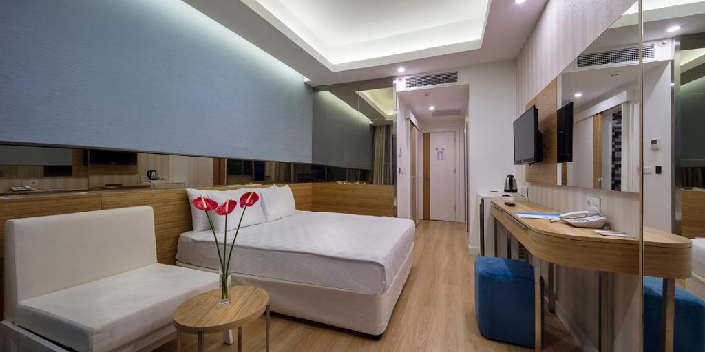 Mūsdienīgs numurs Dosinia Luxury Resort ar ērtu gultu un dīvānu.