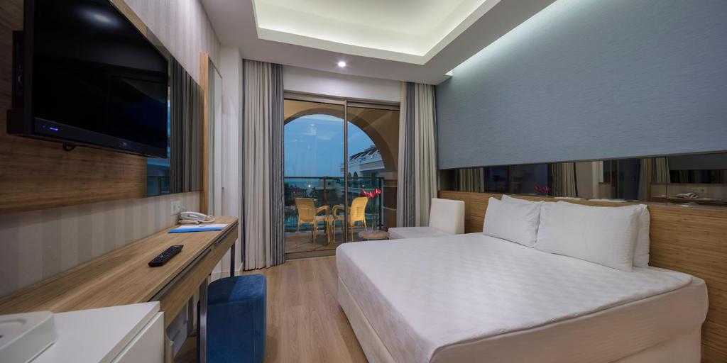 Mūsdienīgs numurs ar skatu uz piekrasti viesnīcā Dosinia Luxury Resort.