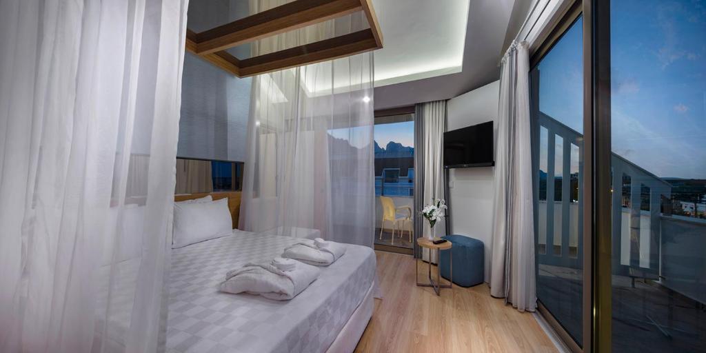 Mūsdienīgs numurs pie Dosinia Luxury Resort ar skatu uz kalniem.