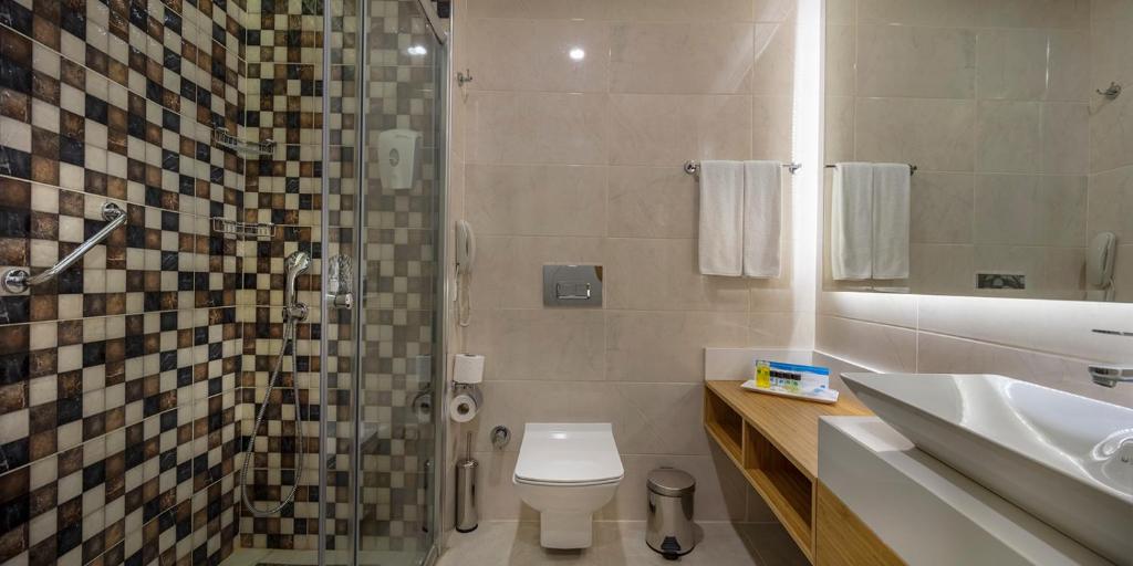 Moderns vannas istaba ar dušu un elegantiem akcentiem, Dosinia Luxury Resort.
