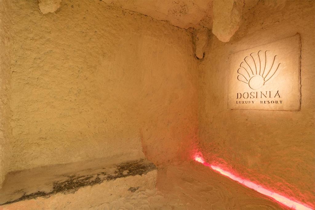 Dizaina elements Dosinia Luxury Resort spa centrā ar gaismas akcentiem.