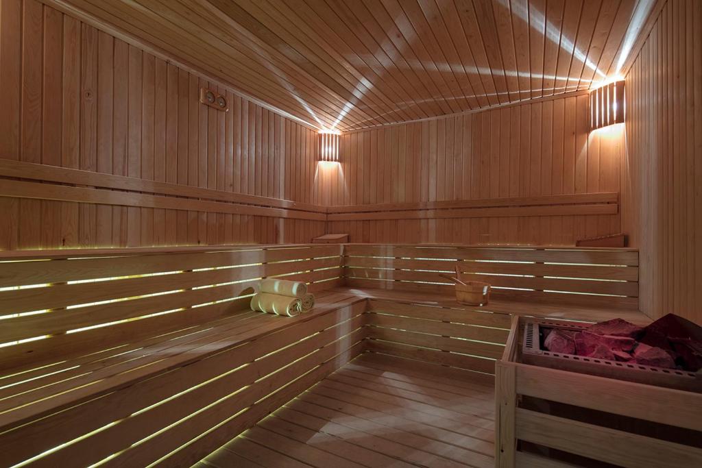 Sauna iekšpuse ar koka apdari Dosinia Luxury Resort