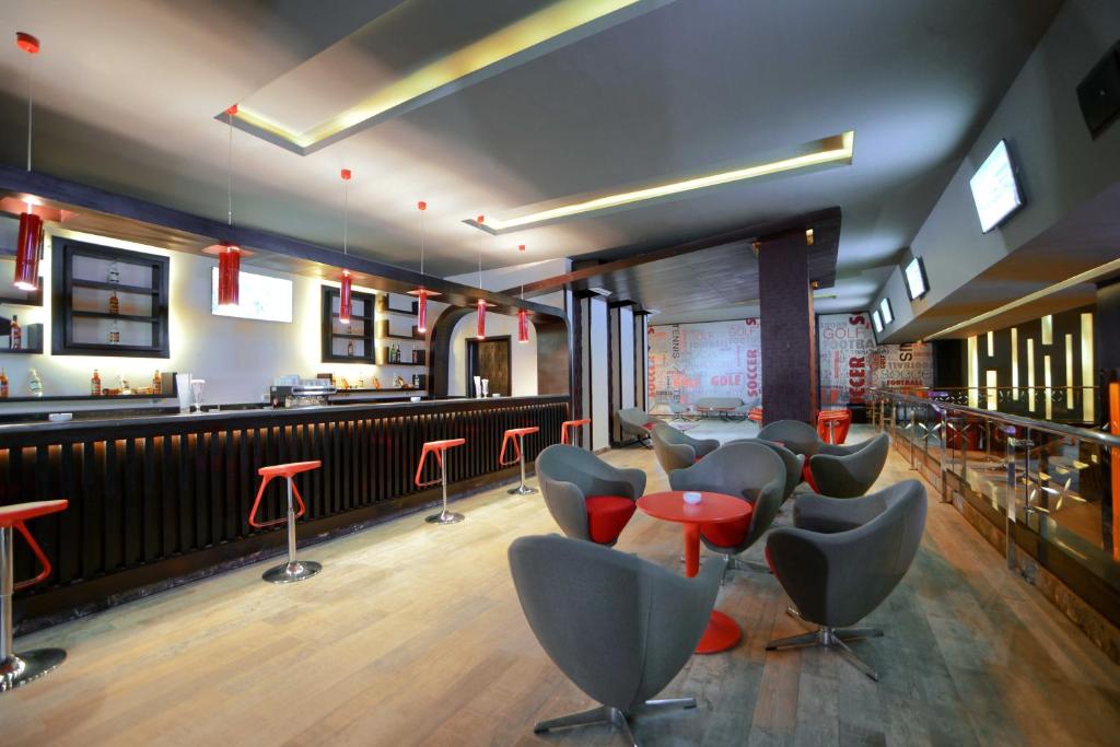 Bārs Albatros White Beach Resort ar modernām mēbelēm un dzērienu plauktiem.