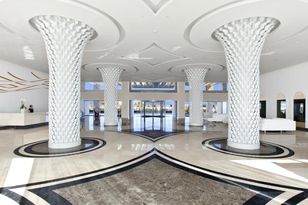 Mūsdienīgs vestibils ar greznām kolonnām Princess Andriana Resort & Spa