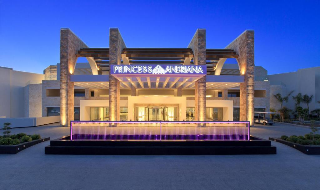 Princess Andriana Resort & Spa ieeja ar modernu arhitektūru un izgaismojumu