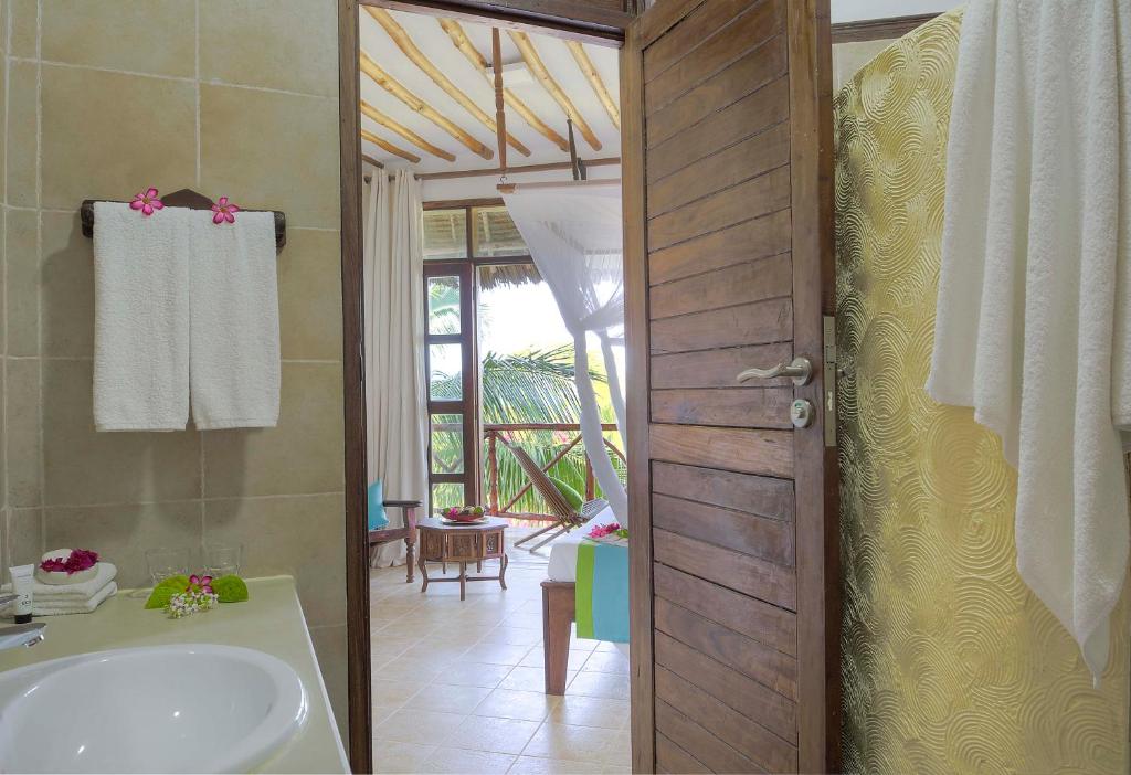 Vannas istabas skats uz numuru Sultan Sands Island Resort.