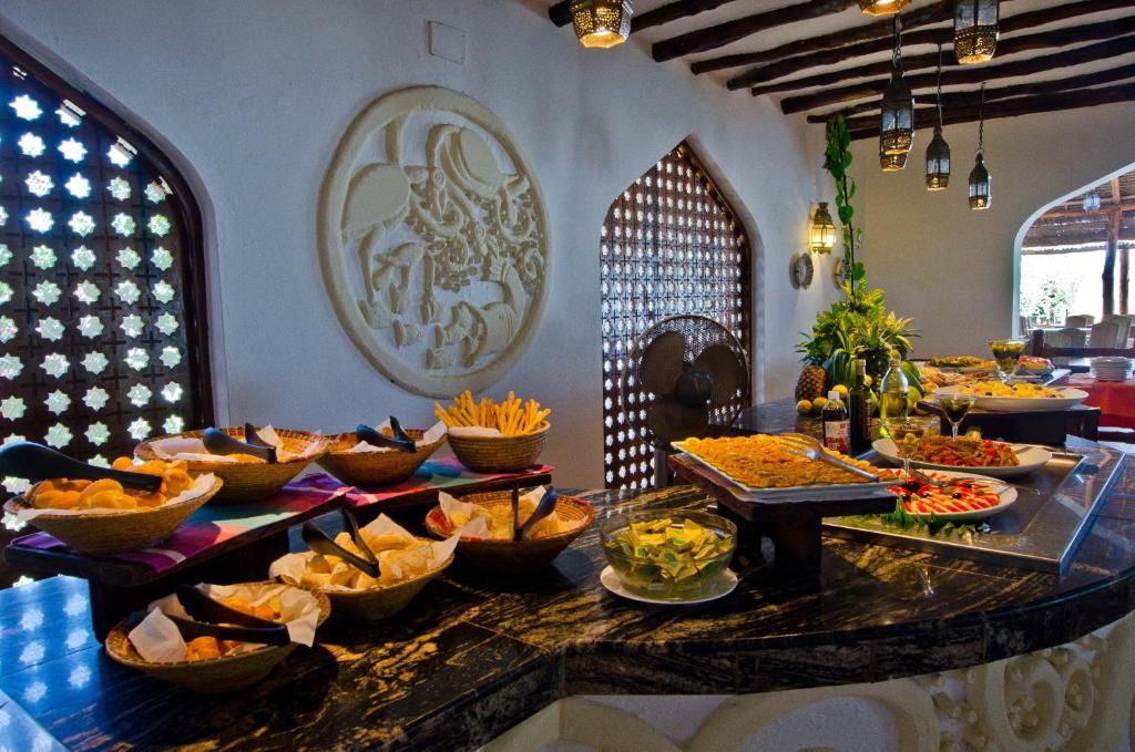 Brokastu bufete Sultan Sands Island Resort restorānā