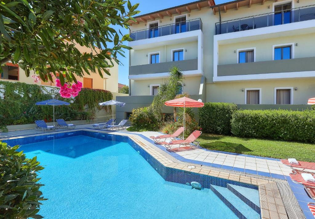 Peldbaseins ar sauļošanās krēsliem un saulessargiem, ko ieskauj zaļi krūmi un ziedi, atrodas pie viesnīcas ēkas. Ideāla vieta atpūtai un relaksācijai.