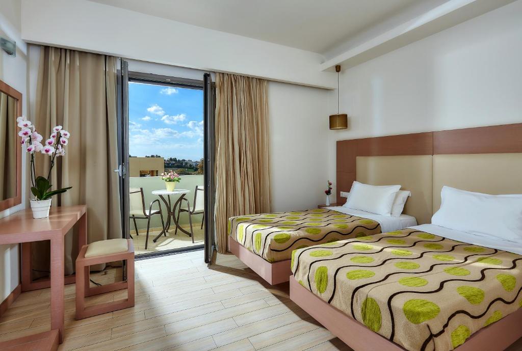 Mūsdienīga viesnīcas numuriņa interjers ar divām gultām, rakstāmgaldu un balkonu, no kura paveras skats uz debesīm. Augu kompozīcija uz galda piešķir dzīvīgumu.