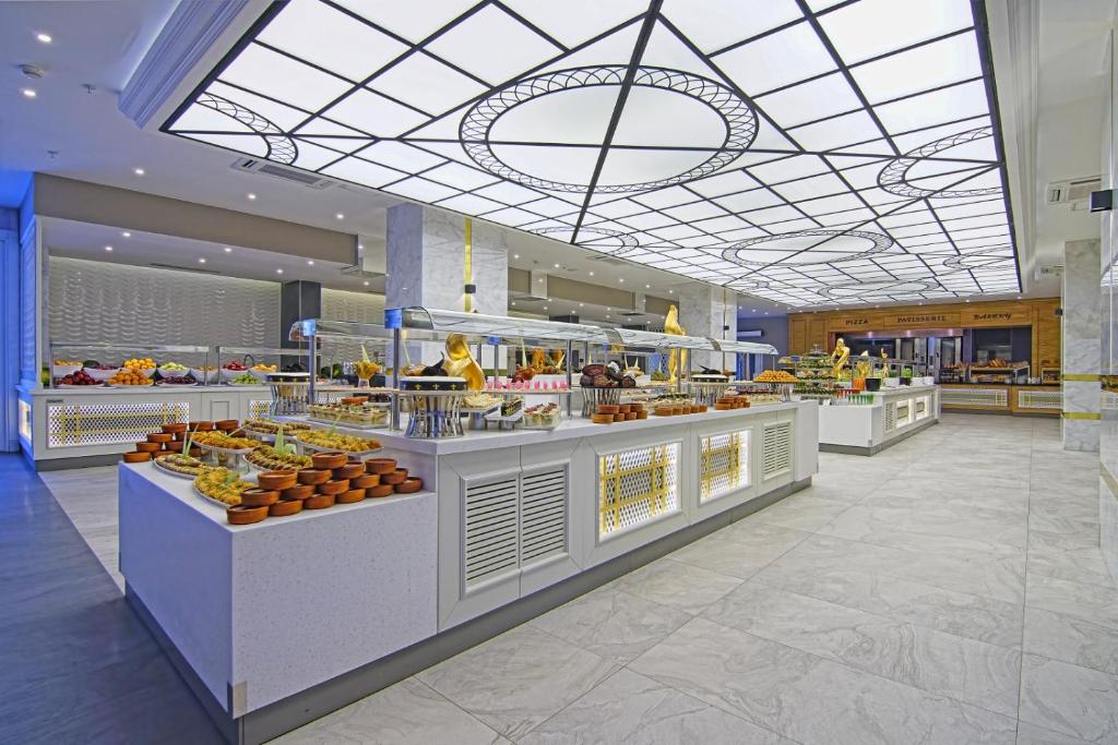 Viesnīcas Rai Premium Tekirova bufete ar plašu ēdienu izvēli