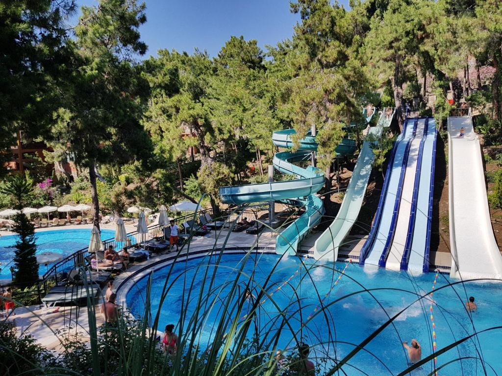 Utopia World Hotel ūdens slidkalni un baseins piekrastē