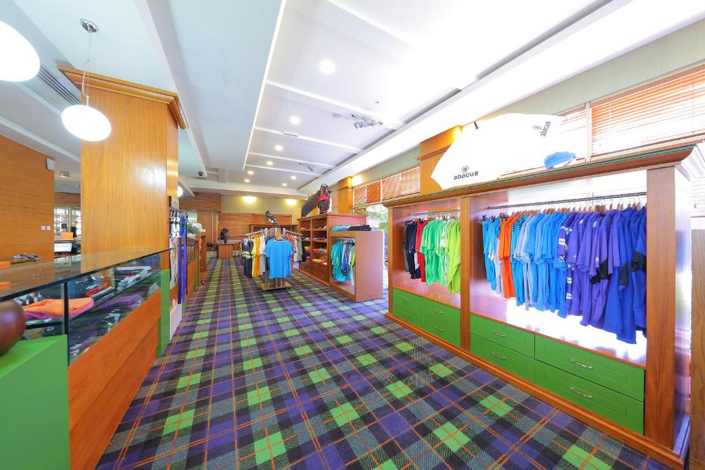 Veikals Sueno Hotels Golf Belek ar daudzveidīgu sporta apģērbu, gaišs un modernais interjers.
