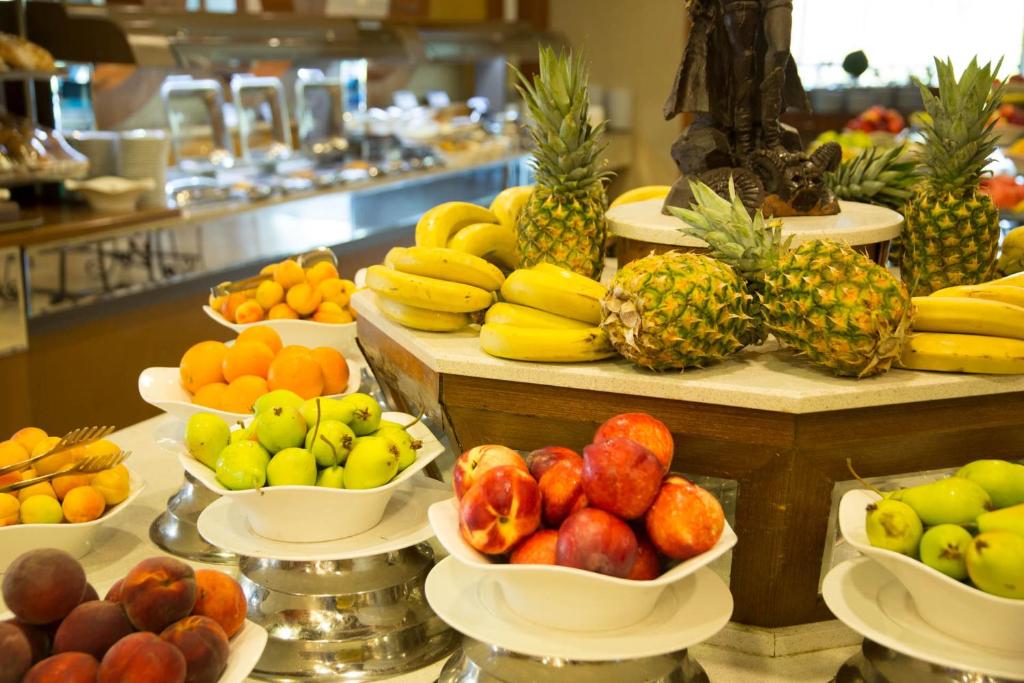 Svaigu augļu bufete Sueno Hotels Golf Belek, iekļaujot ananāsus, banānus un ābolus.