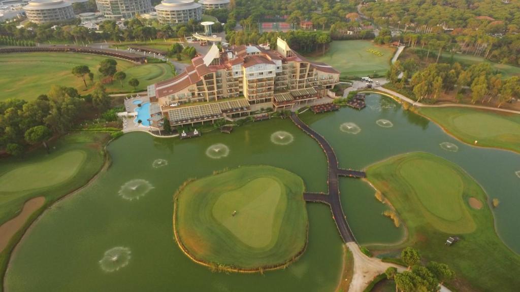 Sueno Hotels Golf Belek ar skatu uz golfa laukumu un peldbaseinu