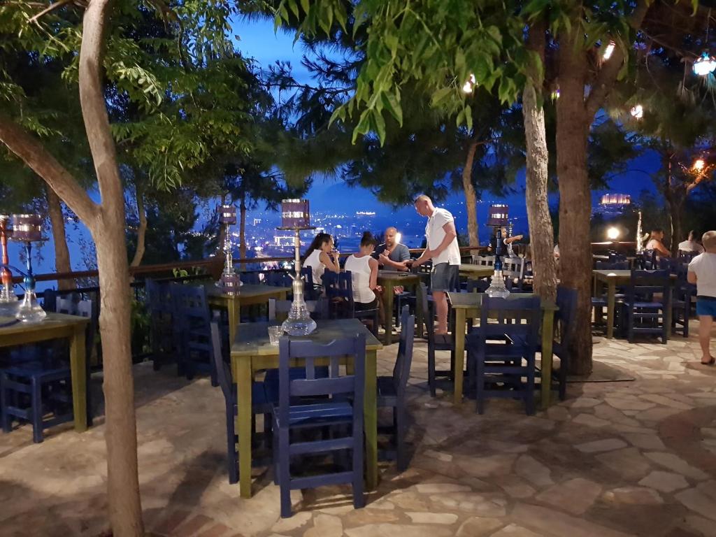 Utopia World Hotel āra restorāns ar skaistu skatu un apgaismojumu.