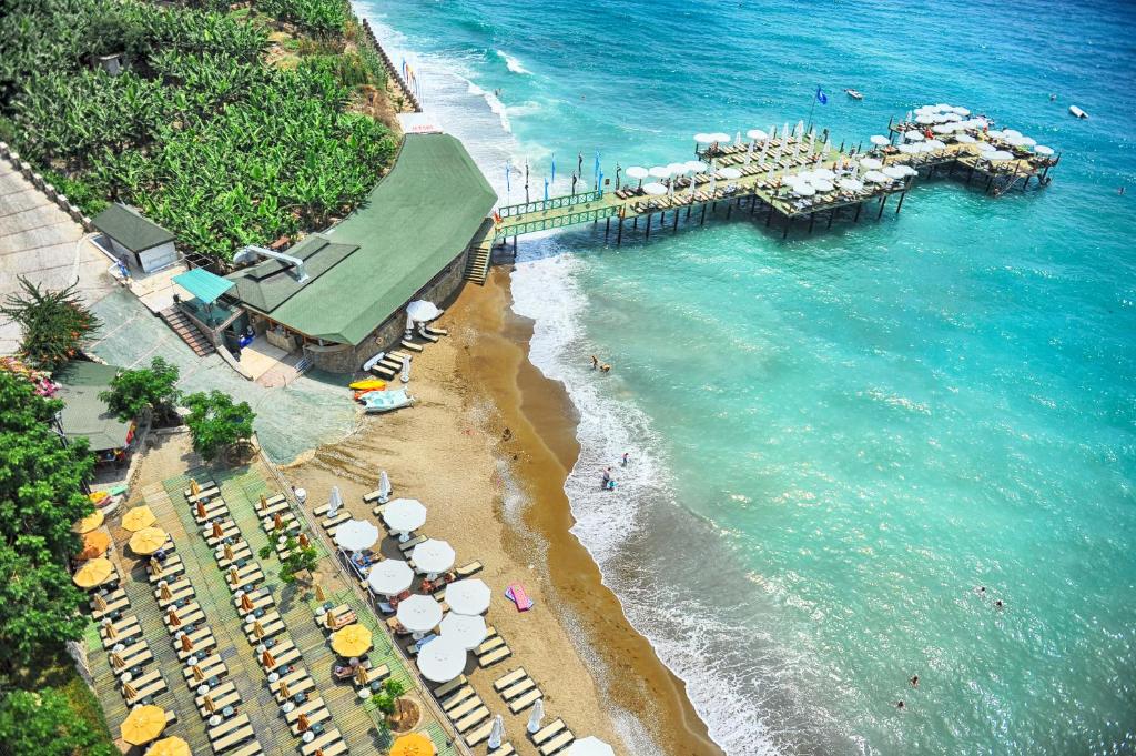 Utopia World Hotel pludmales zona ar saulessargiem un molu piekrastē
