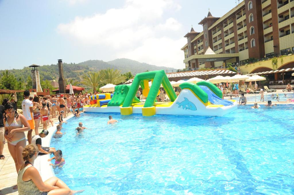 Bērni izklaidējas pie Utopia World Hotel baseina ar ūdens atrakcijām.