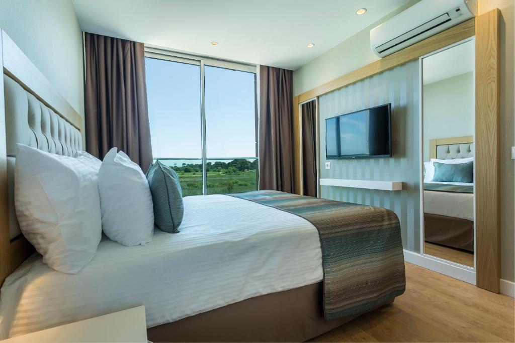 Mūsdienīgs numurs pie Aska Lara Resort & Spa ar skatu uz dabu.