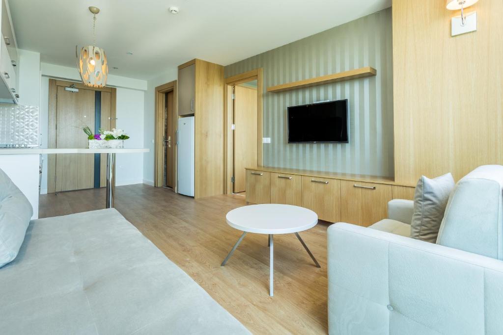 Mūsdienīgs viesnīcas numurs Aska Lara Resort & Spa ar viesistabu un mini virtuvi.