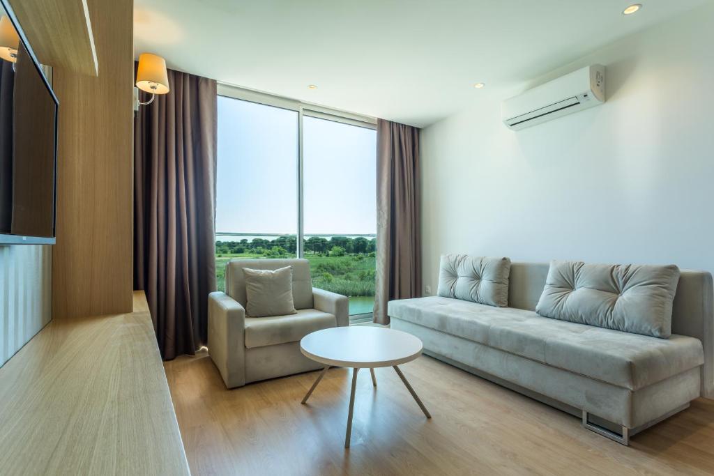 Moderns numurs Aska Lara Resort & Spa ar panorāmas skatu uz dabu