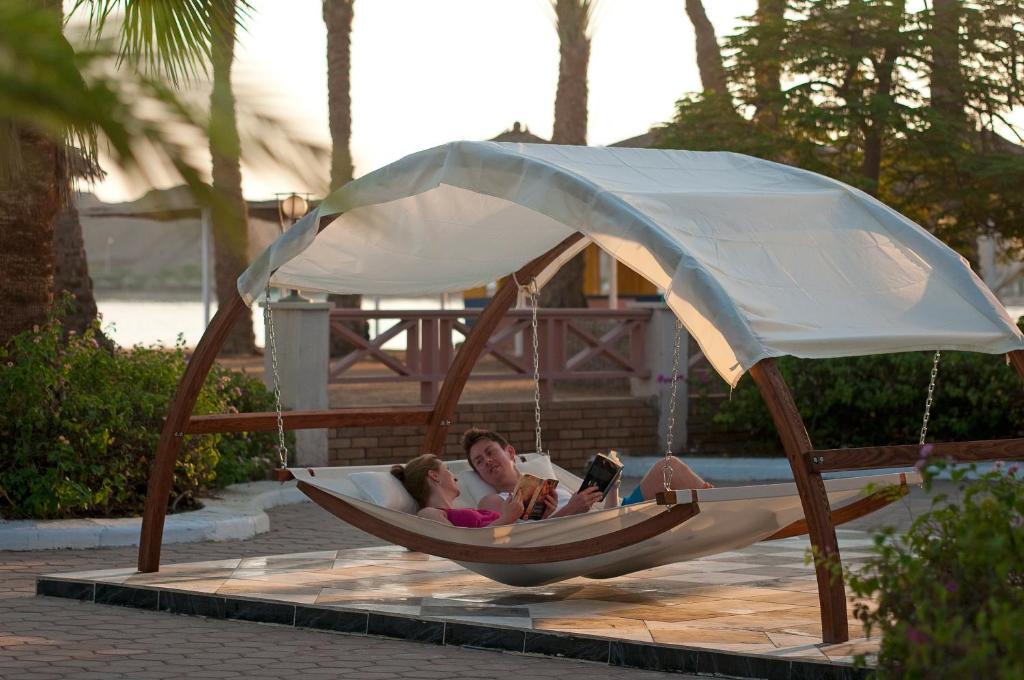 Pāris atpūšas šūpuļtīklā Iberotel Palace piekrastē.