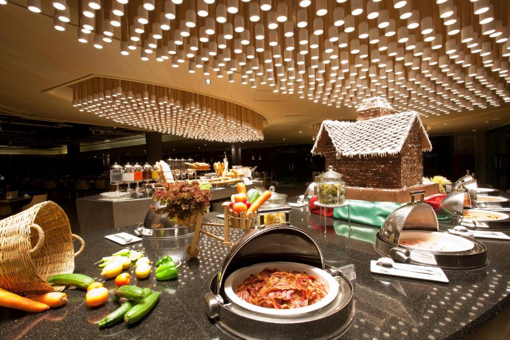 Bufete Graceland Khaolak Resort & Spa ar plašu ēdienu izvēli