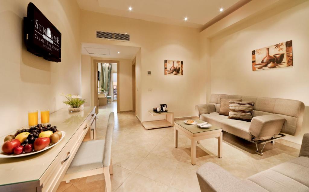 Viesnīcas Sunrise Crystal Bay Resort numurs ar viesistabu un augļu plati.