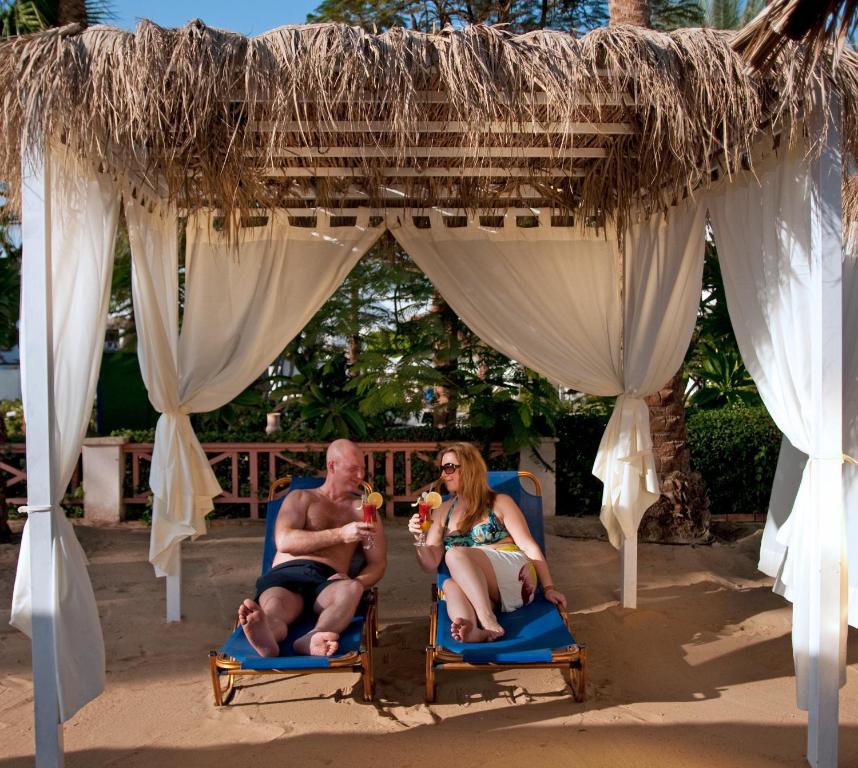 Pāris izbauda kokteiļus pie Iberotel Palace pludmales paviljona