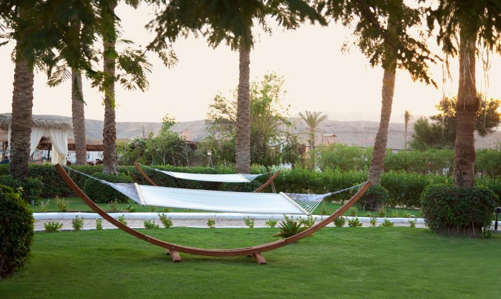 Mierīga ainava ar šūpuļtīkliem Iberotel Palace dārzā piekrastē