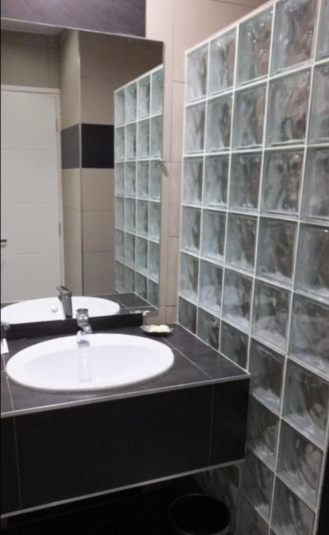 Vannas istaba ar stikla ķieģeļiem Hotel Plumeria.