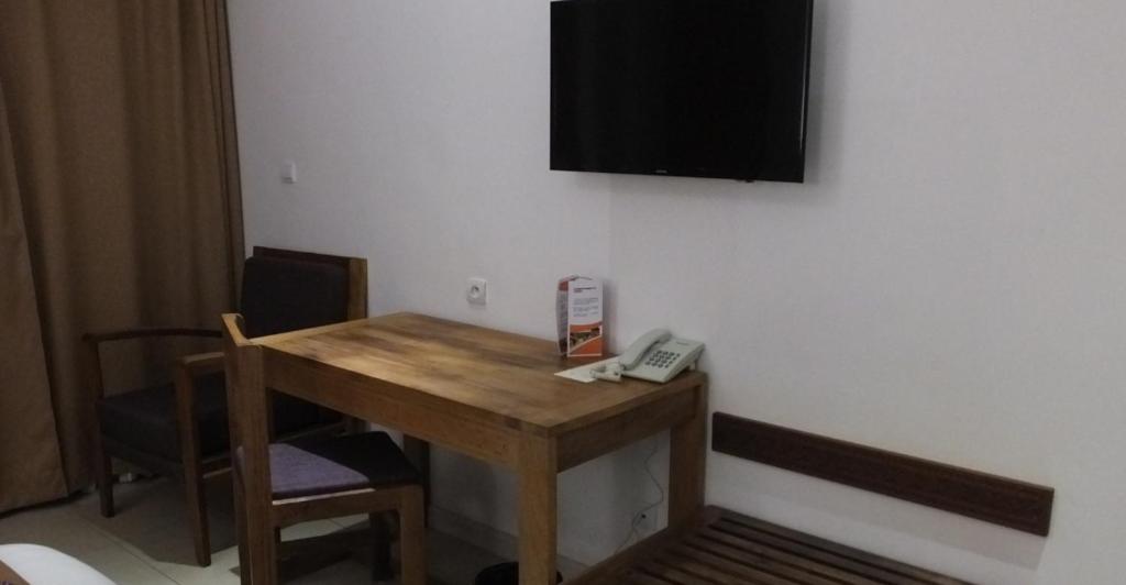 Hotel Plumeria numura interjers ar televizoru un darba galdu.