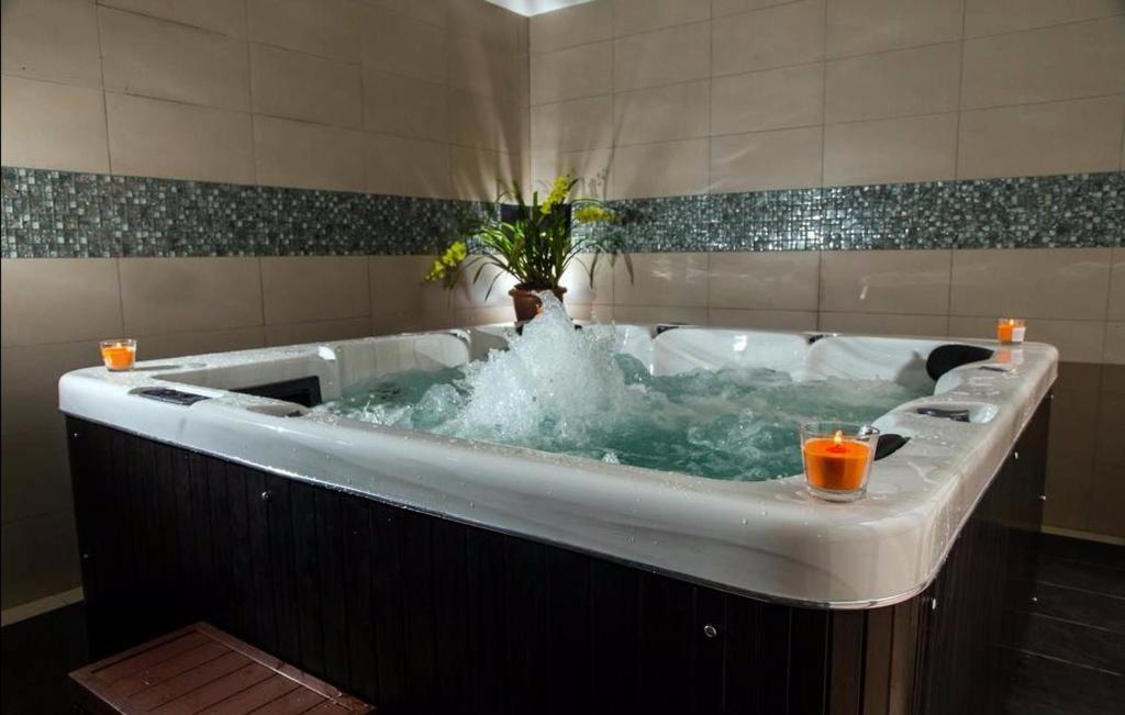 Hotel Plumeria burbuļvanna ar sveču gaismu.