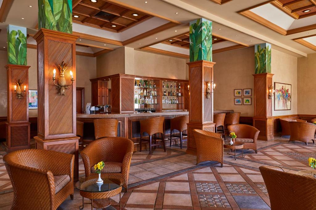 Iberotel Palace viesnīcas elegants bārs ar vīna plauktu un ērtiem krēsliem.