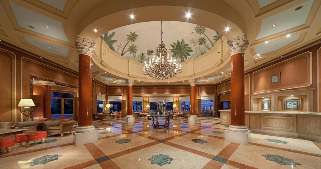 Iberotel Palace eleganta ieeja ar greznu apgaismojumu un dekoratīviem stabiem.