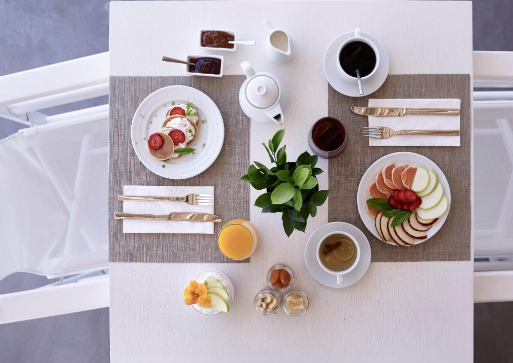 Brokastis ar augļiem un pankūkām viesnīcā Knossos Beach Bungalows Resort