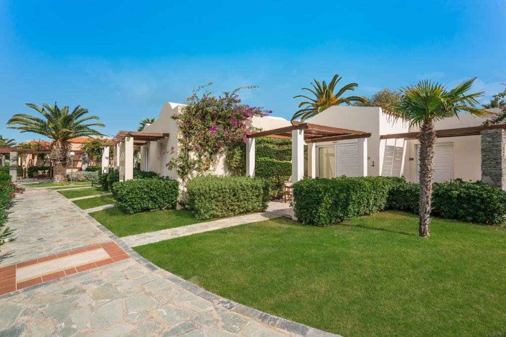 Iberostar Waves Creta Panorama & Mare numuri piekrastē ar zaļām terasēm un ziediem