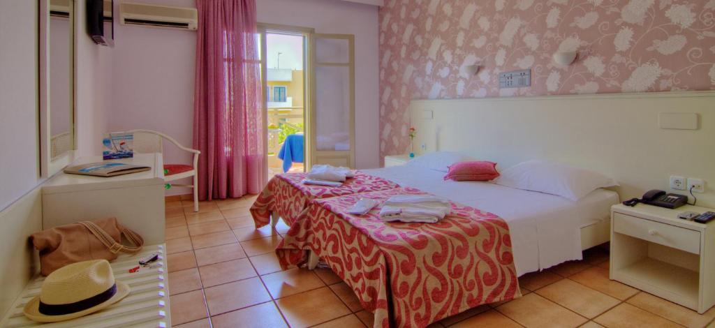 Mūsdienīgs viesnīcas numurs ar divguļamo gultu un rozā akcentiem. Telpā ir gaisa kondicionieris, televizors un piekļuve terasei.