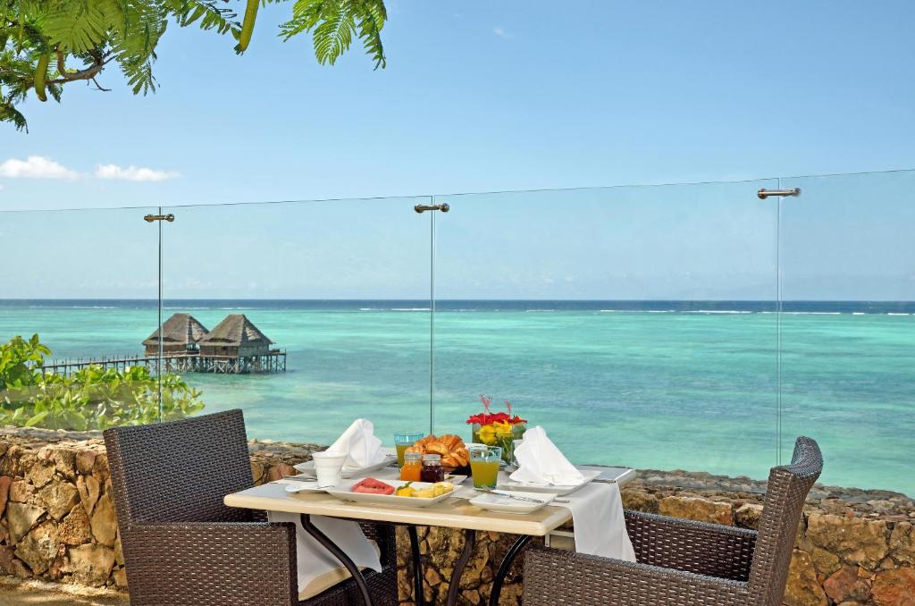 Brokastis pie okeāna Melia Zanzibar viesnīcā.