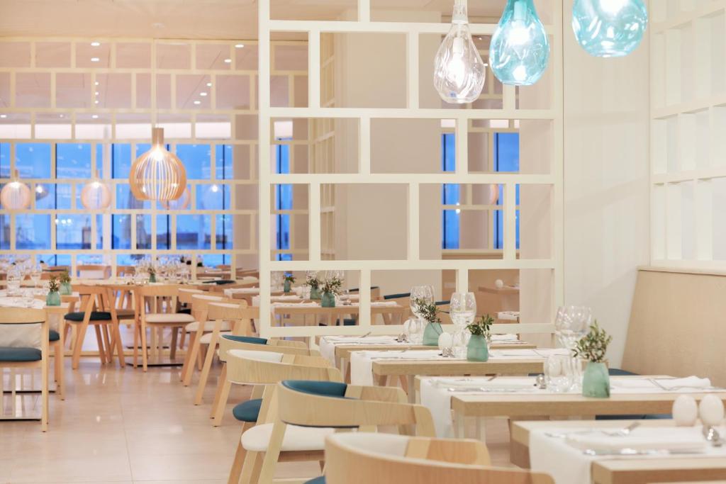 Mūsdienīgs restorāns ar gaišu interjeru un elegantiem gaismas ķermeņiem, piedāvā komfortablas ēdināšanas zonas ar koka mēbelēm un ziedu dekorācijām.