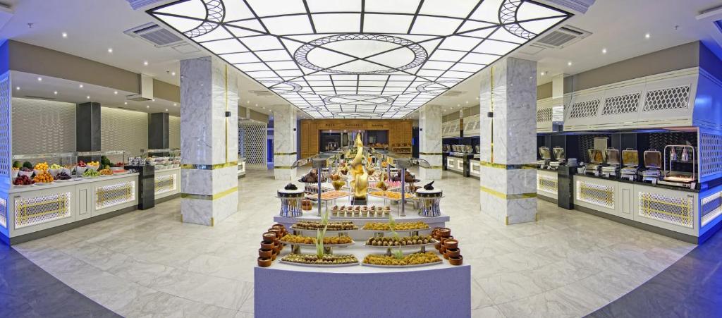 Izsmalcināts bufetes restorāns Rai Premium Tekirova ar plašu ēdienu izvēli.