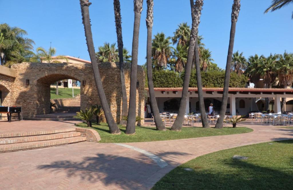 Parks ar akmens arkām un palmām, kur atrodas ēdienu galdi un atpūtas zona. Ideāla vieta pasākumiem un brīvā laika pavadīšanai.